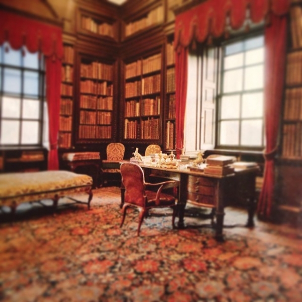I want to sit at this desk with a cup of tea and read books for hours