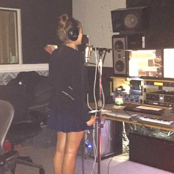 Camille is given'er on the mic... 3am and we're going strong. A lot in love with this new song